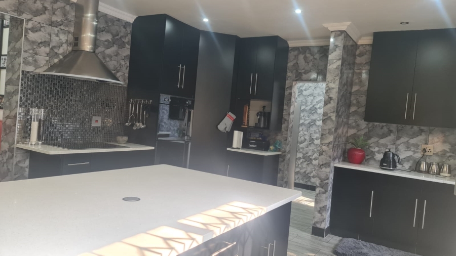 5 Bedroom Property for Sale in Protea Park North West